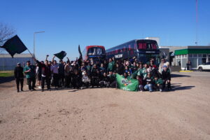 Lee más sobre el artículo Un viaje histórico: la hinchada del Verde viajó en 3 colectivos y copó Gualeguaychú